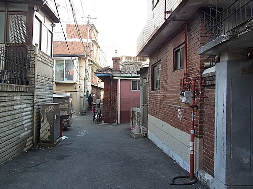 住宅街を歩く