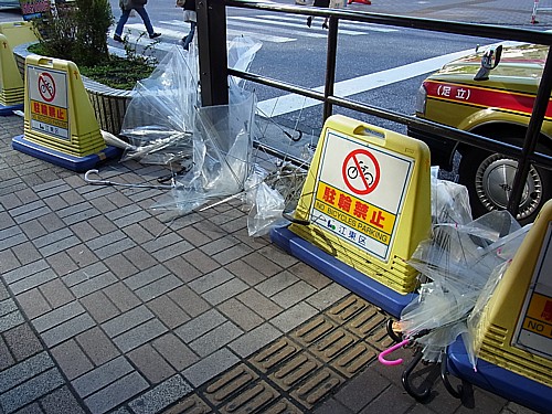大量に捨てられた傘