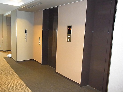 静かなエレベーター