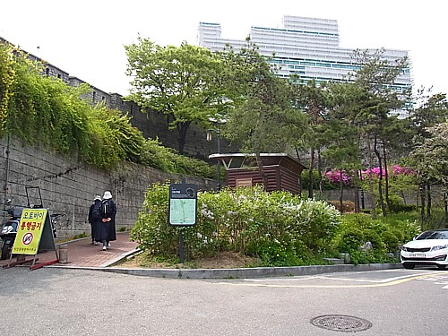 東大門から続く