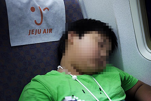 機内で寝る