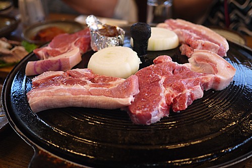黒豚を食べる