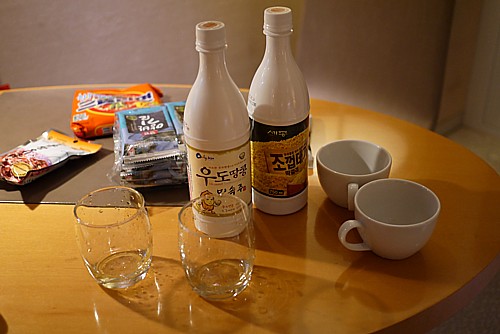 気の合った仲間と部屋飲み