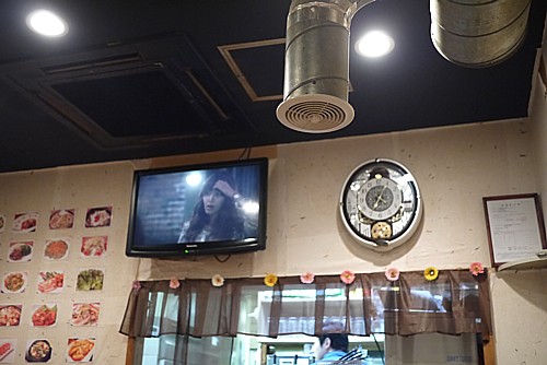 KPOPが流れる店内