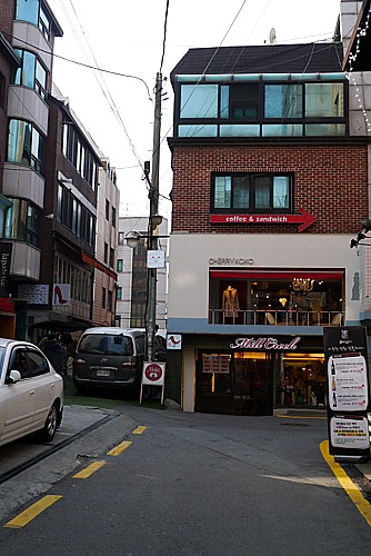 路地にカフェ