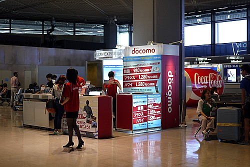 成田空港 イベントスペースで パスポートケース配布中 どうする満作