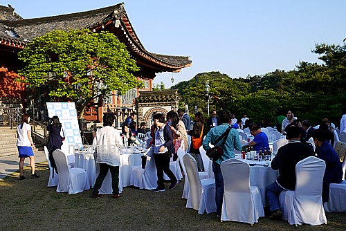 屋外で晩餐会