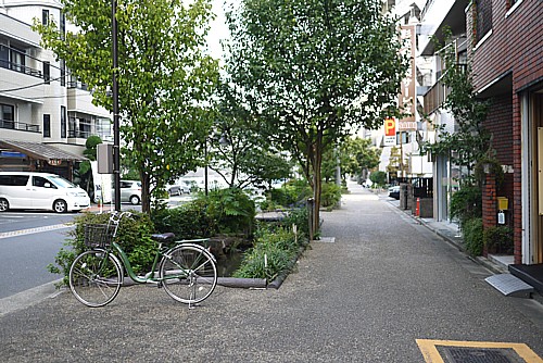 水の流れる住宅街