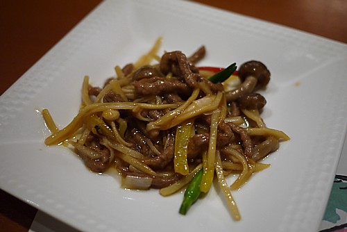 牛肉と季節野菜の細切り炒め