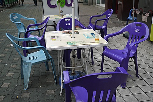 店の前のテーブル
