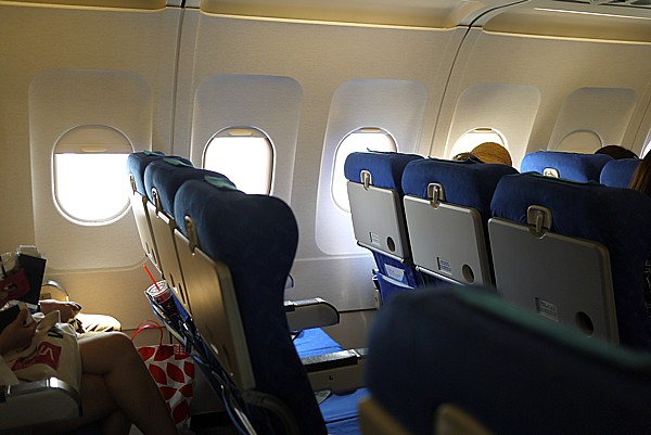 機内