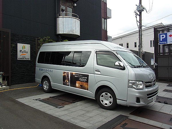 シャトルバス
