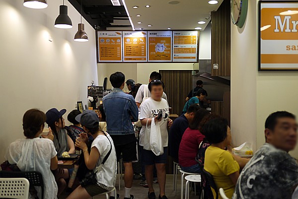 混んでいる店内