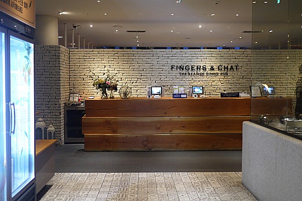FINGERS & CHAT