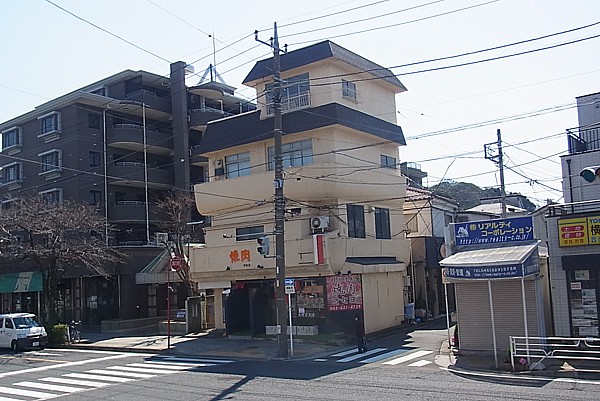 山手警察署隣