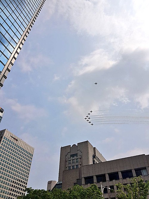 編隊を組むジェット戦闘機
