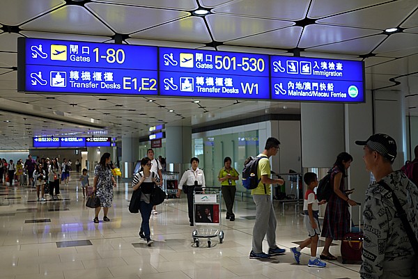 香港国際空港到着し