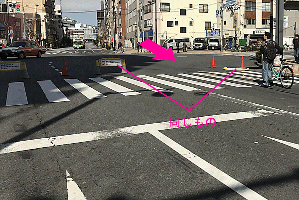 乗用車が突っ込んできた