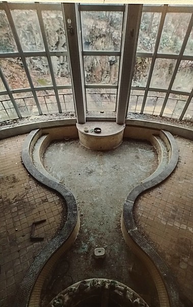 朽ち果てる建物