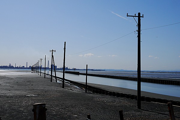 海に伸びる電柱が不思議