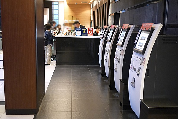 自動チェックイン機