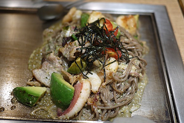 アボカド黒焼そば