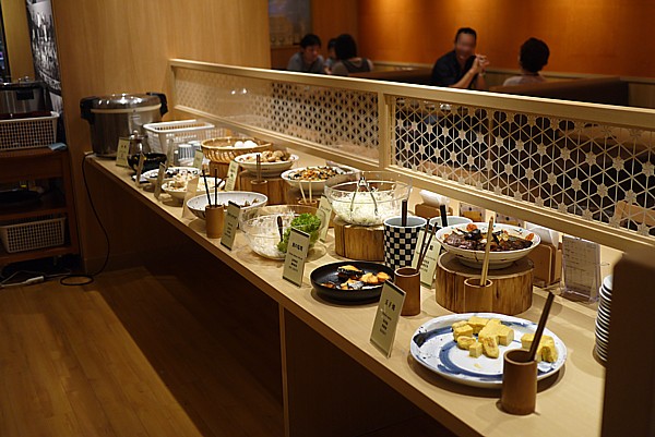 ビュッフェスタイルで朝食を