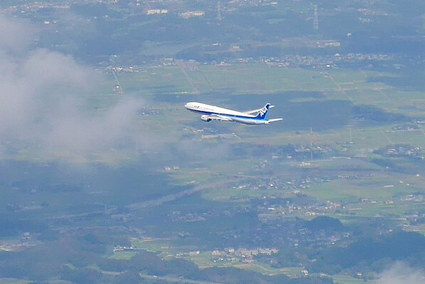 ANA機と並走