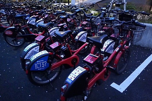 満員電車を避けて シェアサイクル