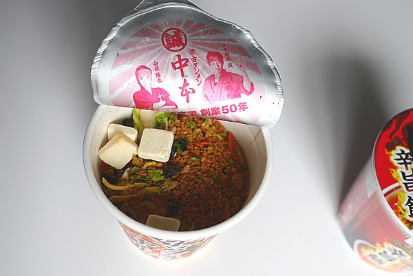 カップ麺は辛旨飯と違い