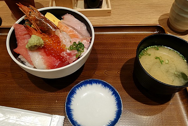 魚屋の海鮮丼 890円