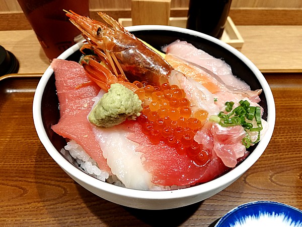 魚屋の海鮮丼 890円