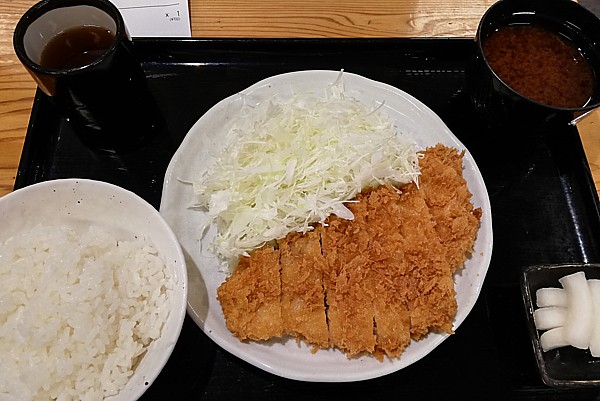 ロースかつ定食 700円