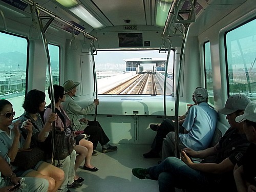 釜山空港から市内に向う電車