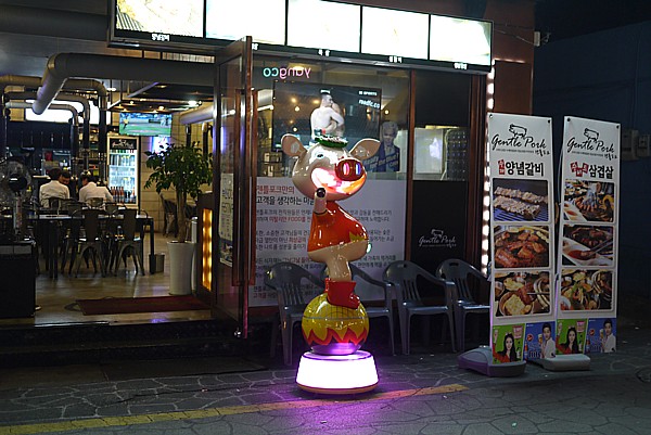 不思議な豚ロボット