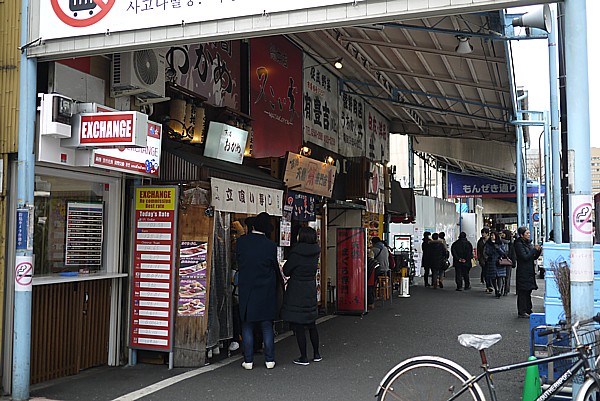 築地 場外市場 日曜日でも営業している店多数あり 観光客で賑わう どうする満作