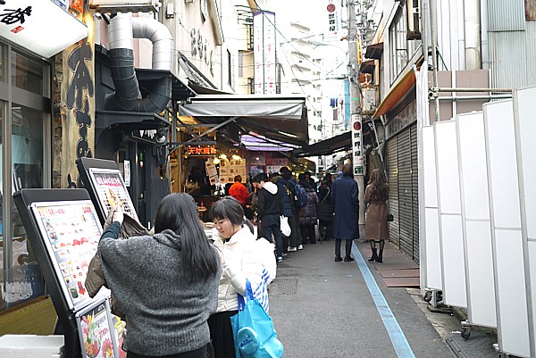 築地 場外市場 日曜日でも営業している店多数あり 観光客で賑わう どうする満作