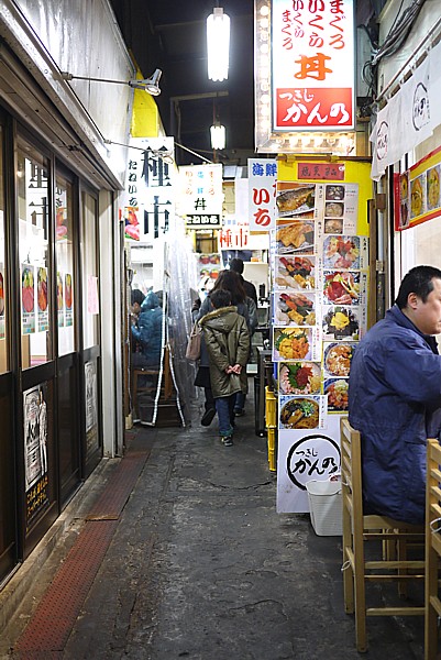 築地 場外市場 日曜日でも営業している店多数あり 観光客で賑わう どうする満作