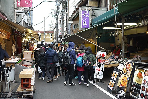 築地 場外市場 日曜日でも営業している店多数あり 観光客で賑わう どうする満作