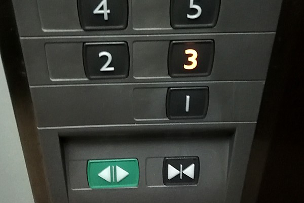 エレベーターのボタン