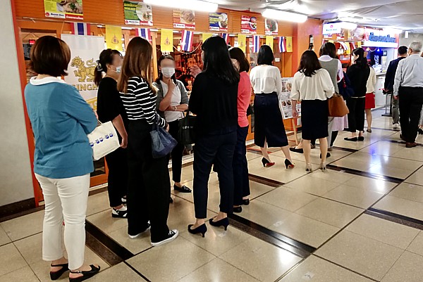 行列ができるタイ料理店