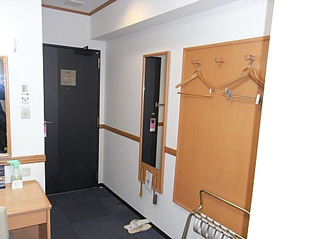 狭い部屋